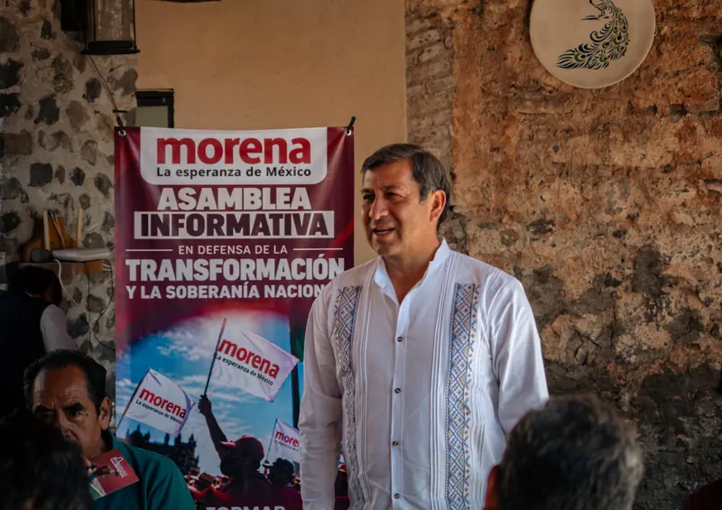 El General Arturo Solano platica con vecinos en una asamblea.