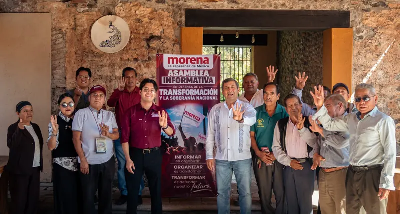 Vecinas y vecinos de Atlixco reunidos con el General Arturo Solano en una asamblea informativa.