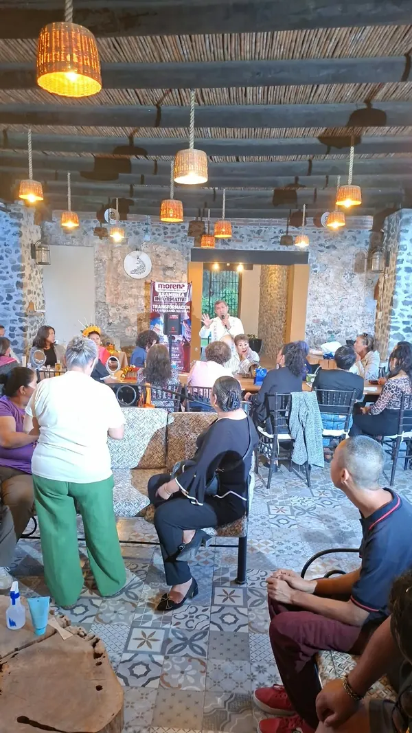 Vecinas platican en una reunión en Atlixco.