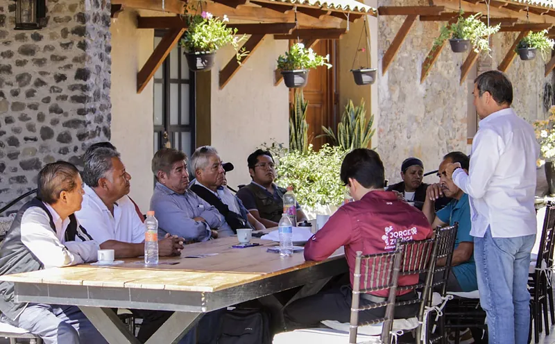 Arturo Solano conversa con vecinos en una reunión.